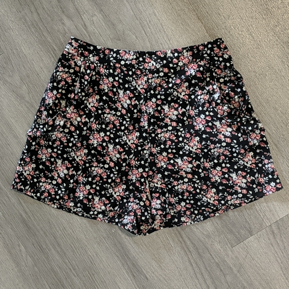 Soprano lightweight floral high waist shorts